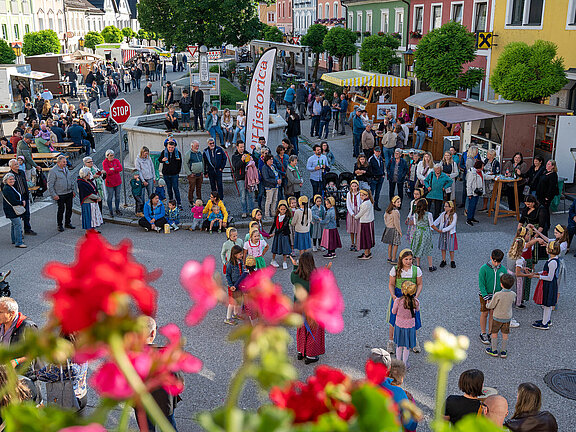 Häubchenmädchen Almtaler Genussmarkt