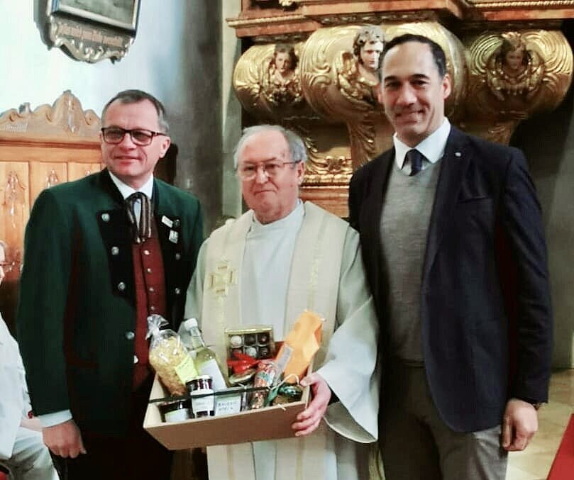 Herzlichen Glückwunsch zum Geburtstag, lieber Herr Pfarrer! OÖVP Bad
